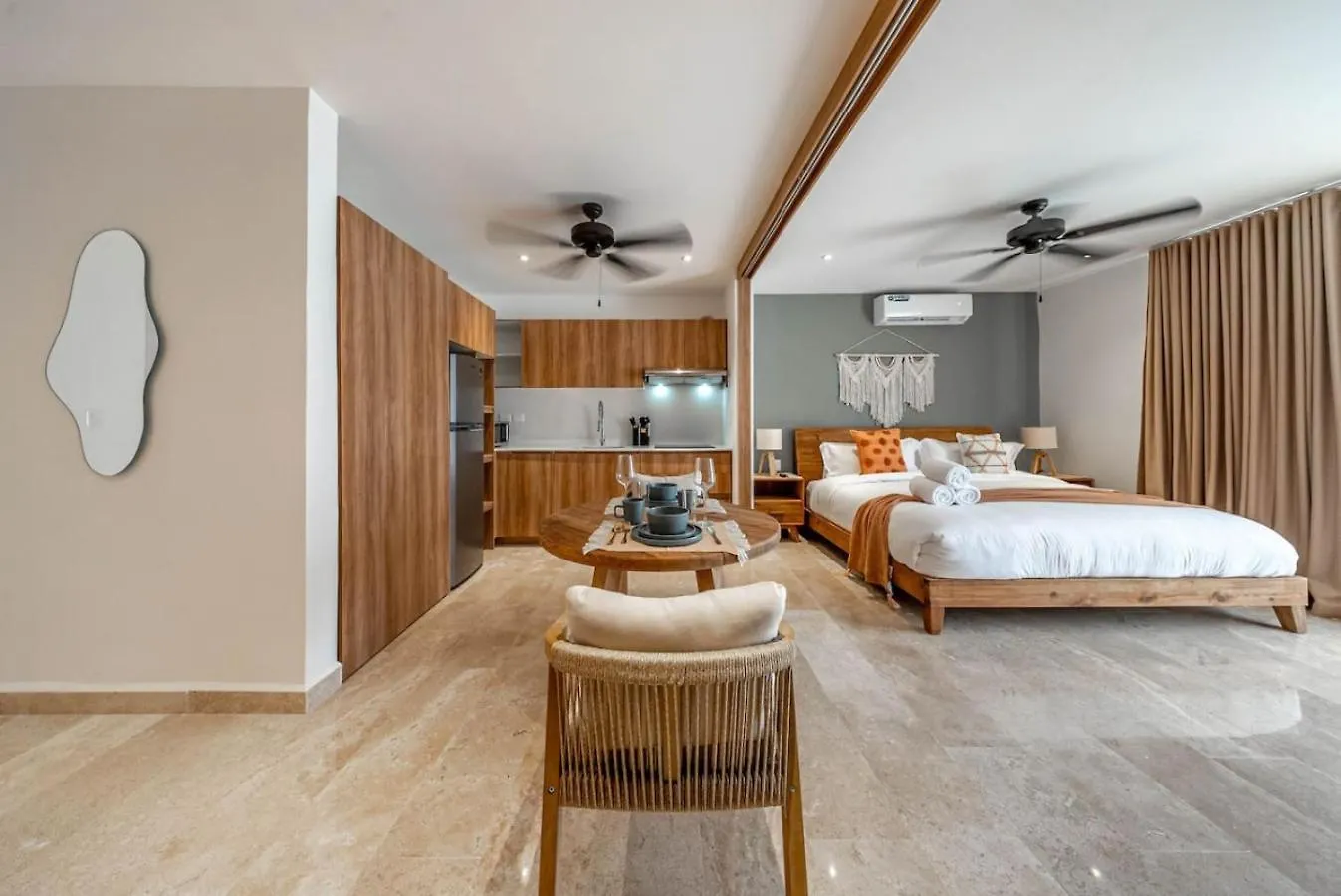 King Studio W Private Balcony Rooftop Pool And Gym contacts